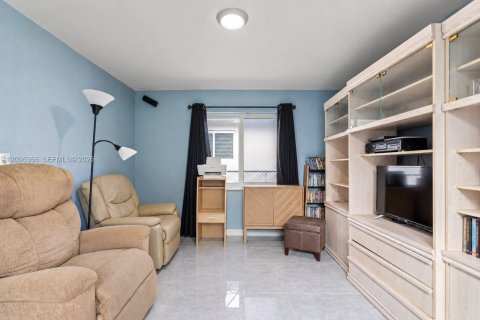 House in North Miami Beach, Florida 3 bedrooms, 115.94 sq.m. № 2391889 - photo 17