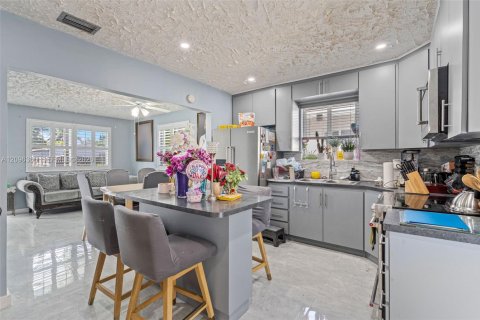 House in North Miami Beach, Florida 3 bedrooms, 115.94 sq.m. № 2391889 - photo 8