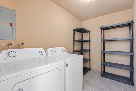 House in North Miami Beach, Florida 3 bedrooms, 115.94 sq.m. № 2391889 - photo 20