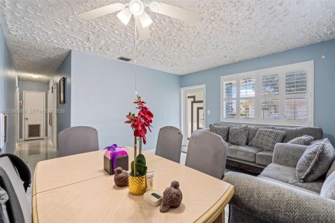 House in North Miami Beach, Florida 3 bedrooms, 115.94 sq.m. № 2391889 - photo 6