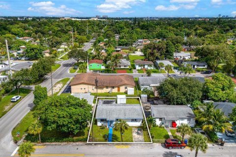 House in North Miami Beach, Florida 3 bedrooms, 115.94 sq.m. № 2391889 - photo 30