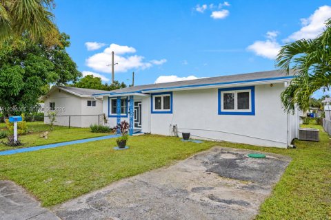 House in North Miami Beach, Florida 3 bedrooms, 115.94 sq.m. № 2391889 - photo 2
