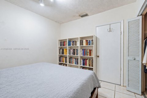 House in North Miami Beach, Florida 3 bedrooms, 115.94 sq.m. № 2391889 - photo 11