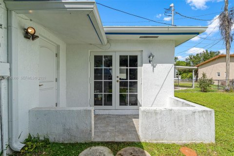 House in North Miami Beach, Florida 3 bedrooms, 115.94 sq.m. № 2391889 - photo 22