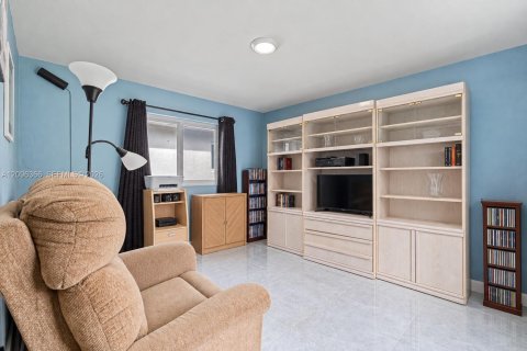 House in North Miami Beach, Florida 3 bedrooms, 115.94 sq.m. № 2391889 - photo 18