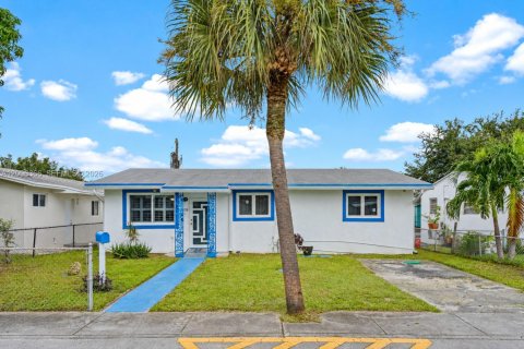 House in North Miami Beach, Florida 3 bedrooms, 115.94 sq.m. № 2391889