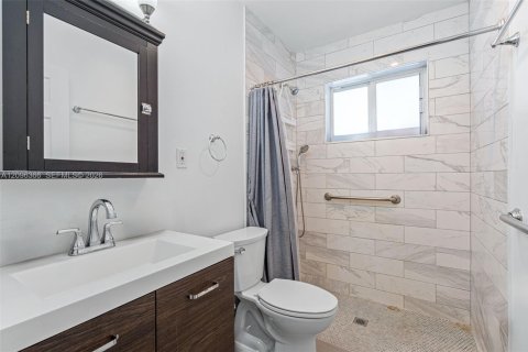 House in North Miami Beach, Florida 3 bedrooms, 115.94 sq.m. № 2391889 - photo 16