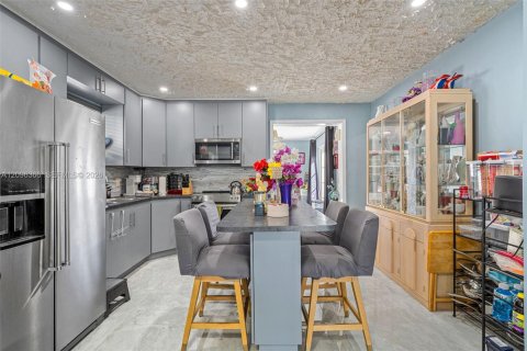 House in North Miami Beach, Florida 3 bedrooms, 115.94 sq.m. № 2391889 - photo 7