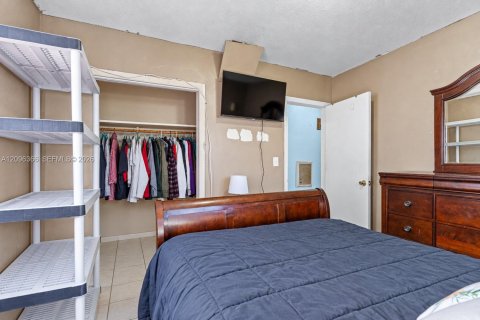 House in North Miami Beach, Florida 3 bedrooms, 115.94 sq.m. № 2391889 - photo 14
