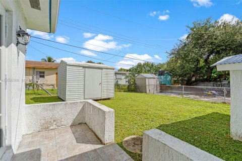 House in North Miami Beach, Florida 3 bedrooms, 115.94 sq.m. № 2391889 - photo 23