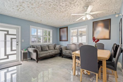 House in North Miami Beach, Florida 3 bedrooms, 115.94 sq.m. № 2391889 - photo 4