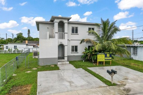 House in Florida City, Florida 8 bedrooms, 274.06 sq.m. № 1889135 - photo 1
