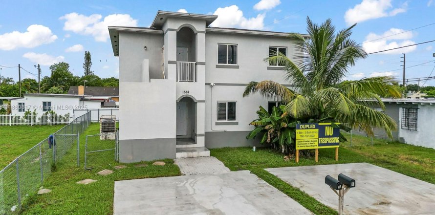 House in Florida City, Florida 8 bedrooms, 274.06 sq.m. № 1889135