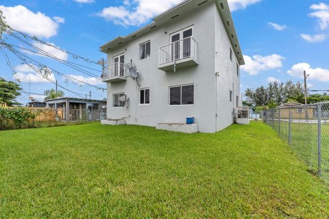 House in Florida City, Florida 8 bedrooms, 274.06 sq.m. № 1889135 - photo 8