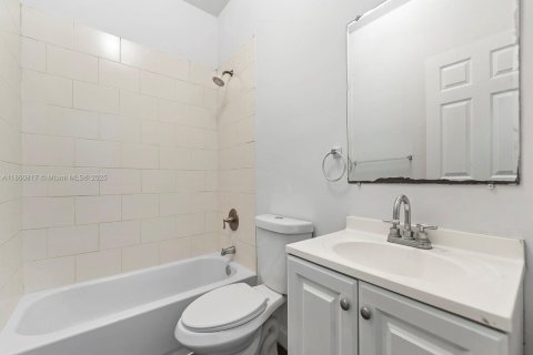 House in Florida City, Florida 8 bedrooms, 274.06 sq.m. № 1889135 - photo 23