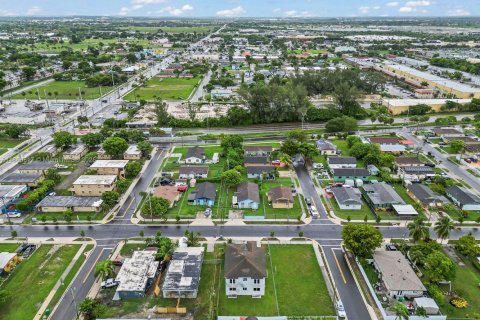 House in Florida City, Florida 8 bedrooms, 274.06 sq.m. № 1889135 - photo 5