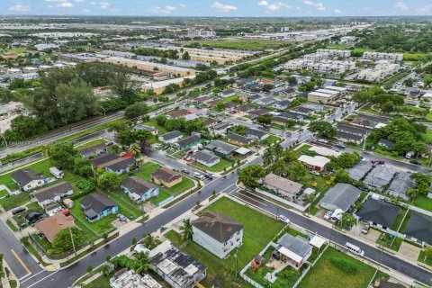 House in Florida City, Florida 8 bedrooms, 274.06 sq.m. № 1889135 - photo 6