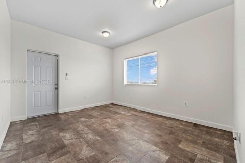 House in Florida City, Florida 8 bedrooms, 274.06 sq.m. № 1889135 - photo 25
