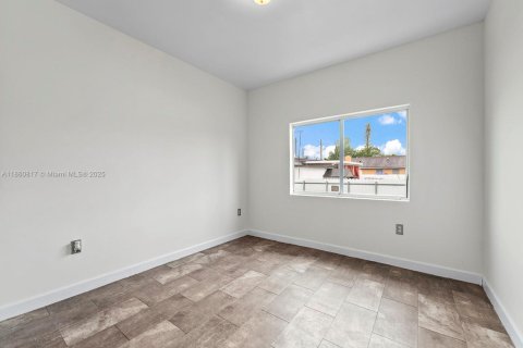 House in Florida City, Florida 8 bedrooms, 274.06 sq.m. № 1889135 - photo 12