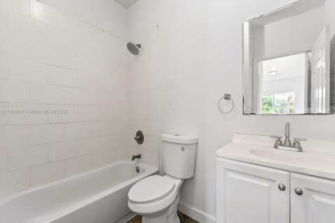 House in Florida City, Florida 8 bedrooms, 274.06 sq.m. № 1889135 - photo 19