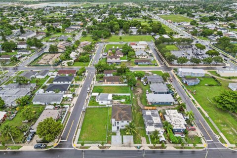 House in Florida City, Florida 8 bedrooms, 274.06 sq.m. № 1889135 - photo 4