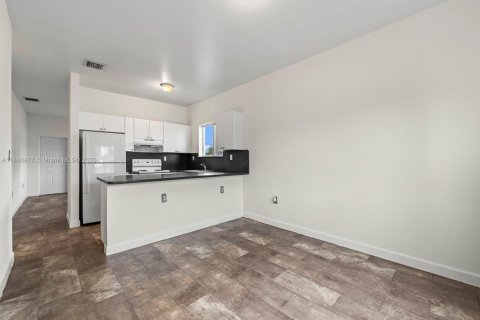 House in Florida City, Florida 8 bedrooms, 274.06 sq.m. № 1889135 - photo 13
