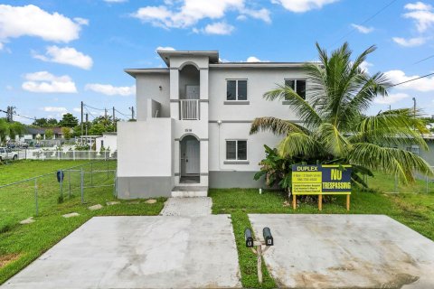 House in Florida City, Florida 8 bedrooms, 274.06 sq.m. № 1889135 - photo 2