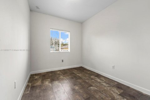 House in Florida City, Florida 8 bedrooms, 274.06 sq.m. № 1889135 - photo 22