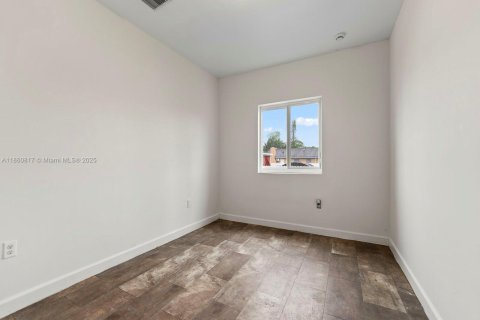 House in Florida City, Florida 8 bedrooms, 274.06 sq.m. № 1889135 - photo 16