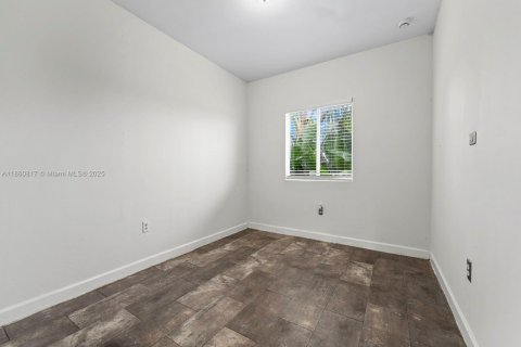 House in Florida City, Florida 8 bedrooms, 274.06 sq.m. № 1889135 - photo 20