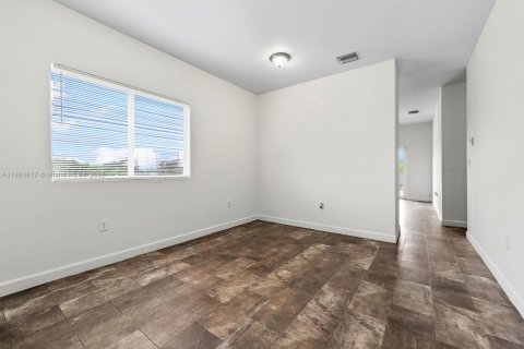 House in Florida City, Florida 8 bedrooms, 274.06 sq.m. № 1889135 - photo 24