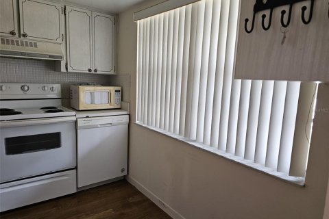Condo in Largo, Florida, 2 bedrooms № 2378304 - photo 12