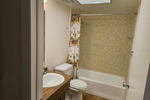 Condo in Largo, Florida, 2 bedrooms № 2378304 - photo 20