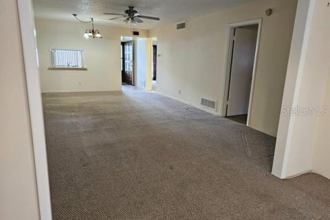 Condo in Largo, Florida, 2 bedrooms № 2378304 - photo 8