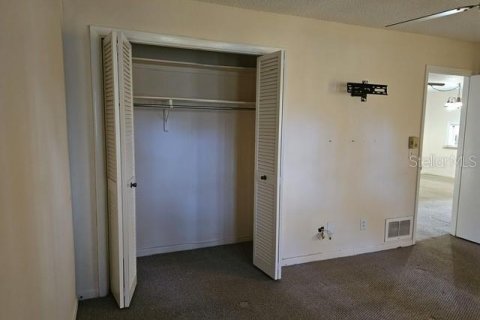 Condo in Largo, Florida, 2 bedrooms № 2378304 - photo 16