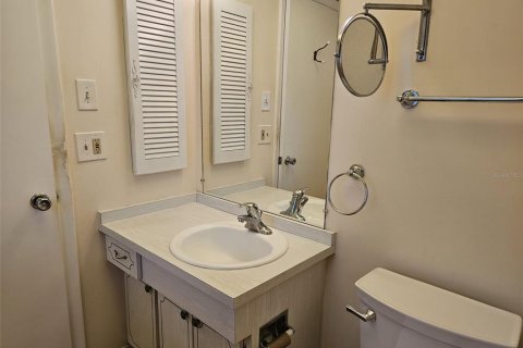 Condo in Largo, Florida, 2 bedrooms № 2378304 - photo 25