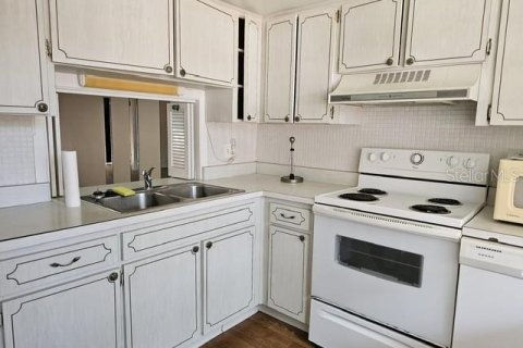 Condo in Largo, Florida, 2 bedrooms № 2378304 - photo 10