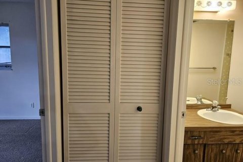 Condo in Largo, Florida, 2 bedrooms № 2378304 - photo 21