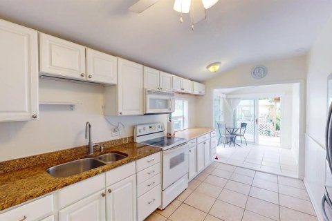 Villa ou maison à vendre à Sarasota, Floride: 2 chambres, 94.39 m2 № 2130914 - photo 17