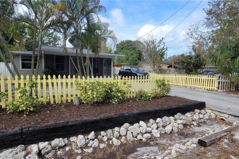 Villa ou maison à vendre à Sarasota, Floride: 2 chambres, 94.39 m2 № 2130914 - photo 2