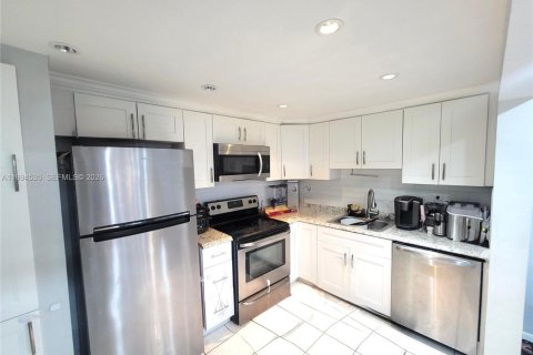 Condominio en alquiler en Coral Springs, Florida, 2 dormitorios, 99.41 m2 № 2056383 - foto 3