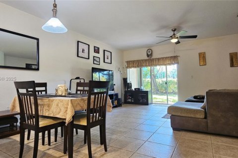 Touwnhouse à vendre à Tamarac, Floride: 3 chambres, 132.66 m2 № 1953030 - photo 2