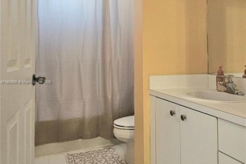 Touwnhouse à vendre à Tamarac, Floride: 3 chambres, 132.66 m2 № 1953030 - photo 16