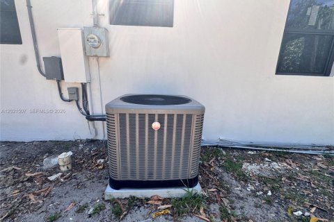 House in Miami Gardens, Florida 4 bedrooms, 124.95 sq.m. № 2256914 - photo 17