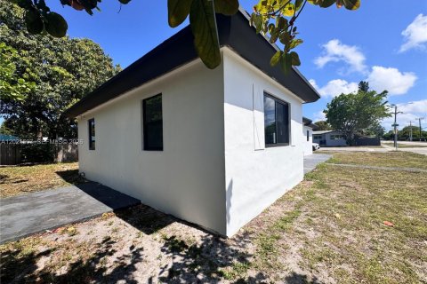 House in Miami Gardens, Florida 4 bedrooms, 124.95 sq.m. № 2256914 - photo 3