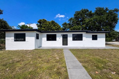 House in Miami Gardens, Florida 4 bedrooms, 124.95 sq.m. № 2256914