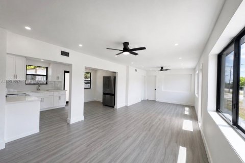 House in Miami Gardens, Florida 4 bedrooms, 124.95 sq.m. № 2256914 - photo 6