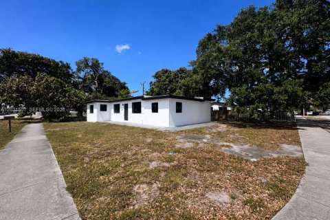 House in Miami Gardens, Florida 4 bedrooms, 124.95 sq.m. № 2256914 - photo 2