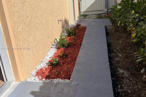 Propiedad comercial en alquiler en Homestead, Florida, 154.31 m2 № 2054912 - foto 2