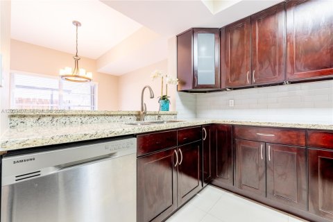 Touwnhouse à louer à Hialeah, Floride: 2 chambres, 122.26 m2 № 2077986 - photo 9